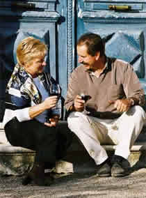 Annie et Stephan Motut en pleine d&eacute;gustation sur le perron du Ch&acirc;teau Reignac